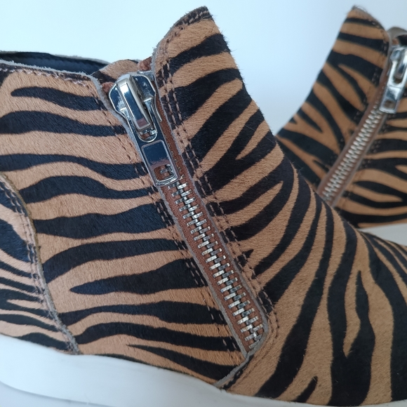 Steve Madden tiger print wedge sneaker - Picture 2 of 7
